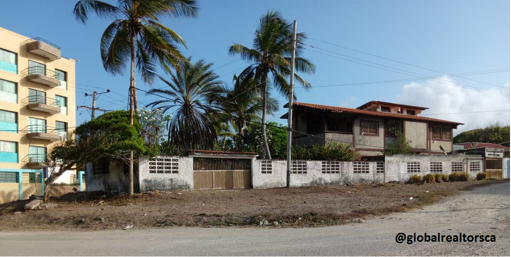 CASA CON LOCALES COMERCIALES EN PLAYA EL AGUA