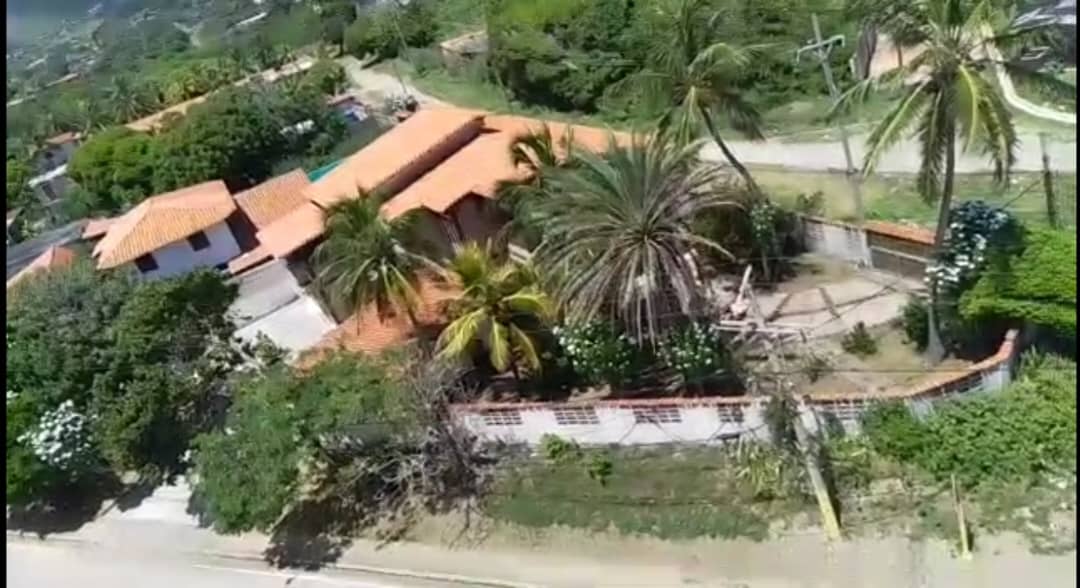 CASA CON LOCALES COMERCIALES EN PLAYA EL AGUA