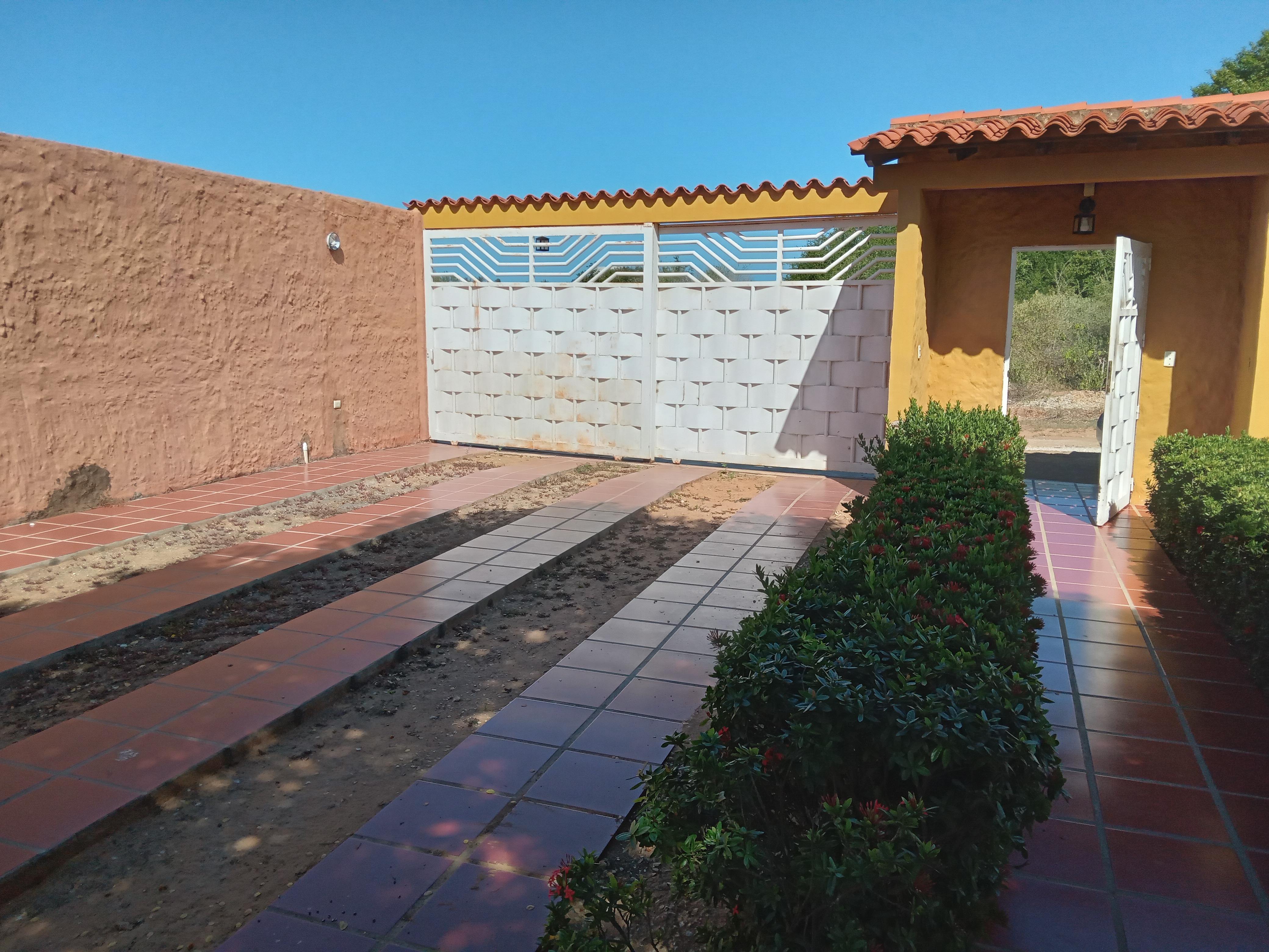 PEQUEÑO CONJUNTO DE APARTAMENTOS CERCA DE PLAYA EL AGUA