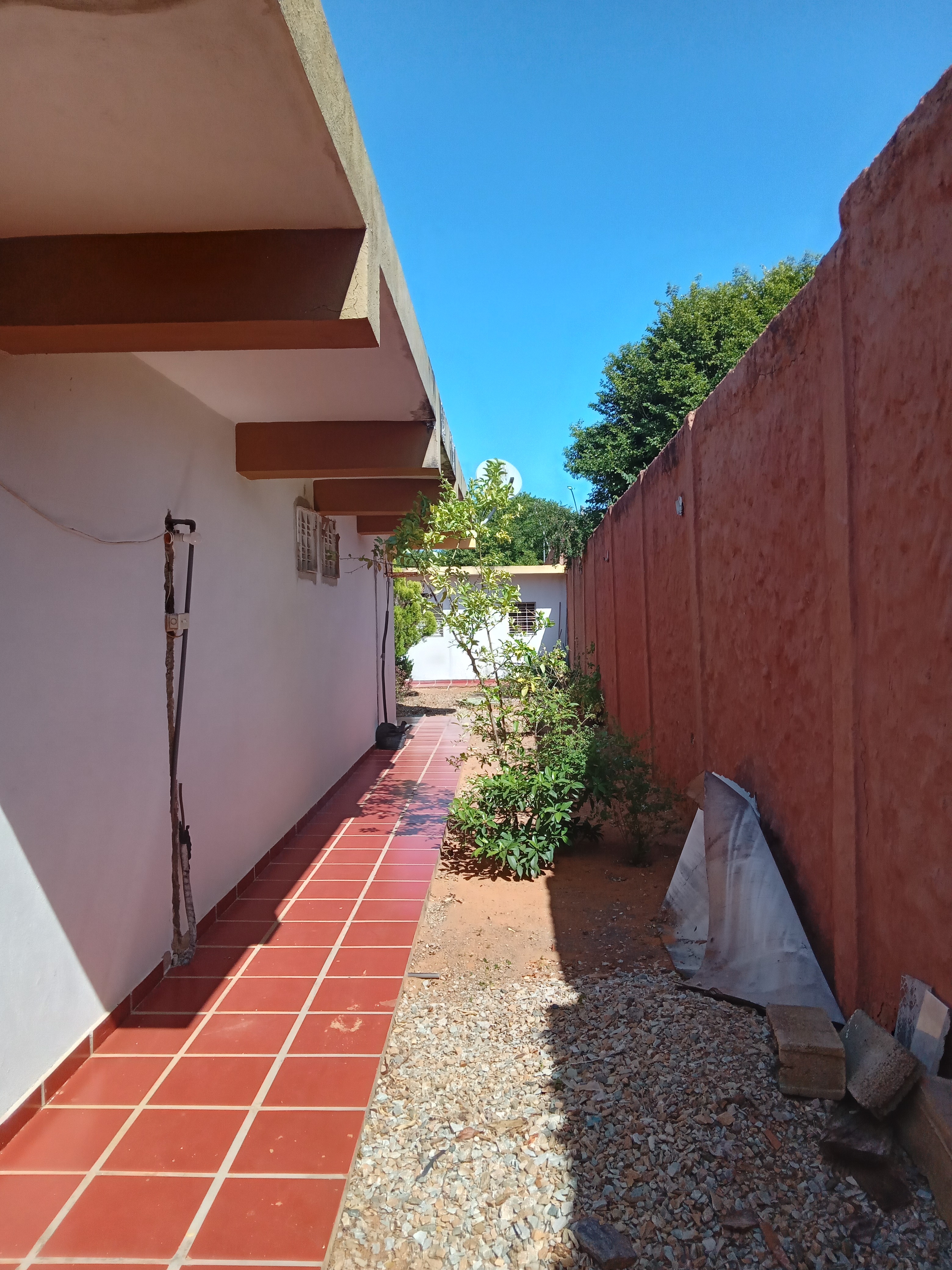 PEQUEÑO CONJUNTO DE APARTAMENTOS CERCA DE PLAYA EL AGUA