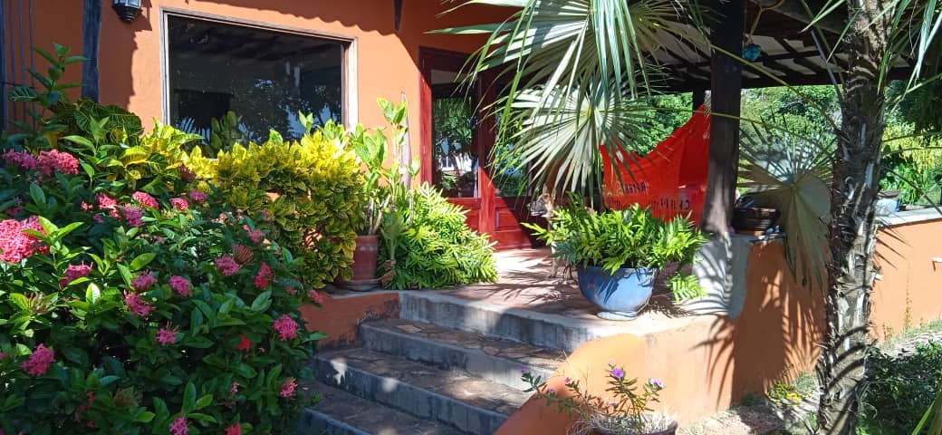 EXCELENTE CASA DE CAMPO EN PARCELAMIENTO PRIVADO