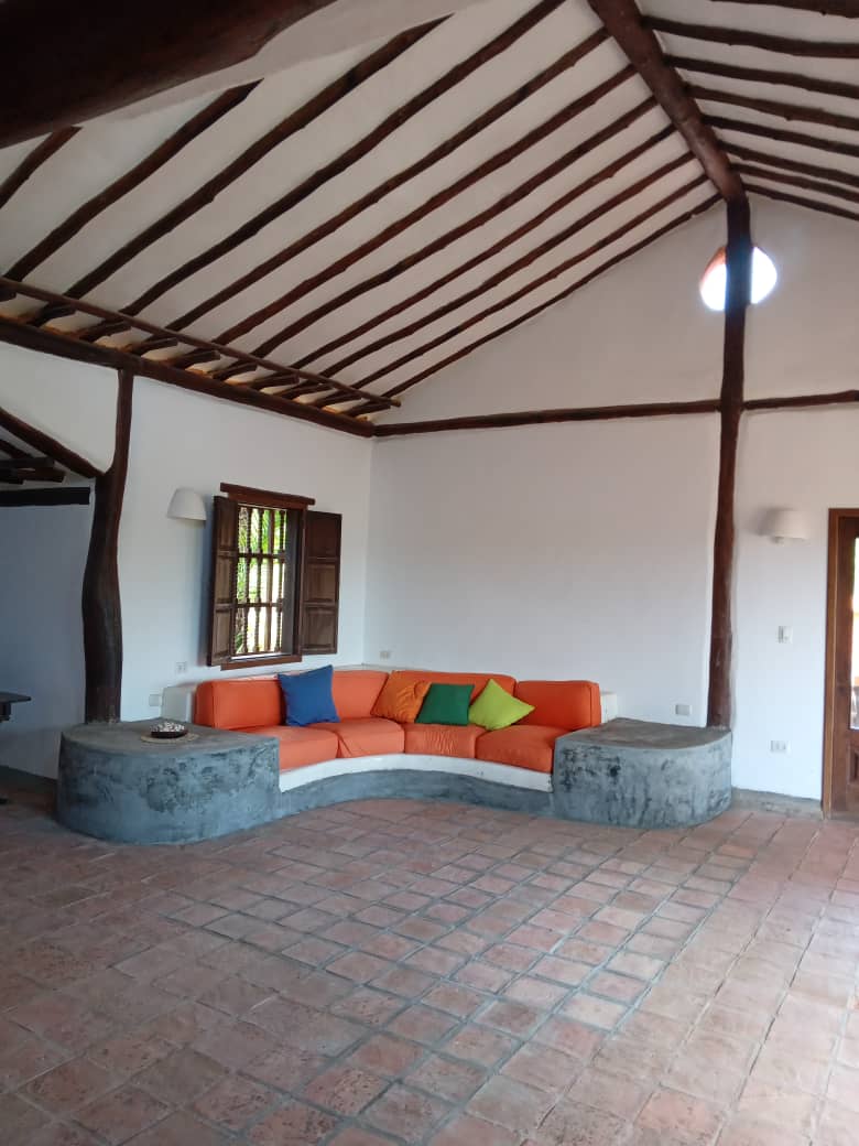EXCELENTE CASA DE CAMPO EN PARCELAMIENTO PRIVADO