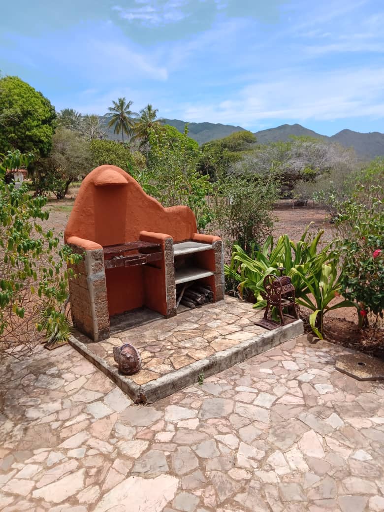 EXCELENTE CASA DE CAMPO EN PARCELAMIENTO PRIVADO